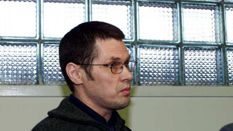 Согласно обвинению, будучи исполнительным директором Капитала культуры, Аво Вийоль с декабря 1999 года по август 2002 года растратил средства фонда на сумму 8 млн 521 тыс. 910 крон, большую часть этих денег Вийоль, по его словам, проиграл в казино, часть