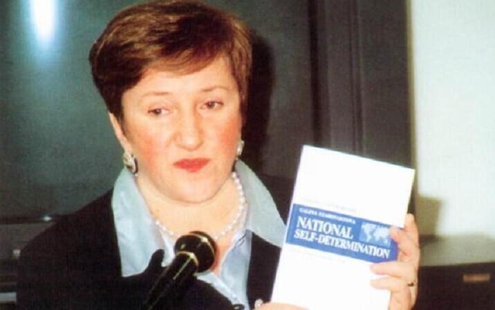 Galina Starovoitova lasti maha 1998. aastal.