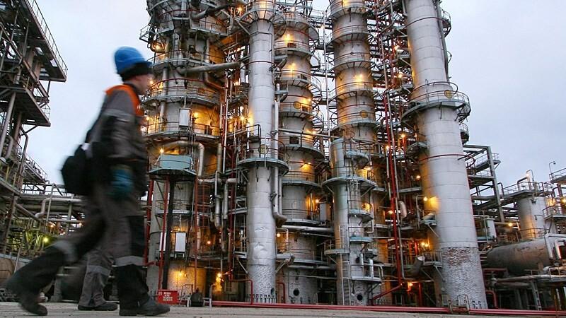 По мнению экспертов, тонна сырой нефти стоит сегодня гораздо больше, чем все продукты перегонки, которые получают из нее российские химики и нефтяники.