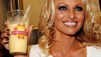 Piimavaba piimakokteili esitleb näitleja Pamela Anderson.