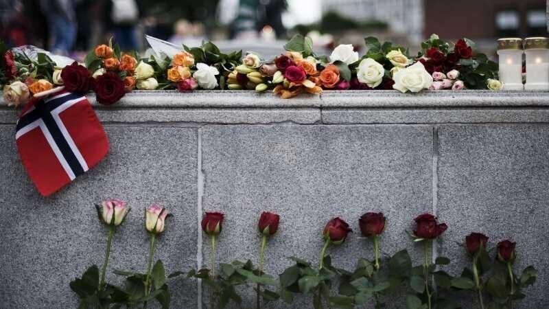 На острове Утойя Андерс Брейвик расстрелял 69 участников политического лагеря. Еще восемь человек погибли при взрывах, организованных им в Осло.