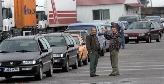 В ожидании очереди на пересечение границы в Нарве.