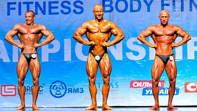 Taavi Koovit (keskel) 2010. aasta Euroopa meistrivõistlustel, võitmas veteranide klaasikalise kulturismi esikohta.