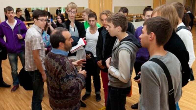 Виктор Шендерович обсудил с учениками Тынисмяэской реальной школы не только российскую политику, но и литературу