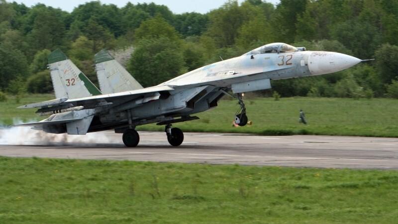 Истребитель СУ-27 на взлете. Иллюстративное фото.