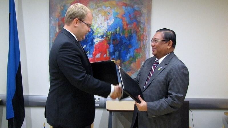 Foreign Ministers Urmas Paet and Wunna Maung Lwin