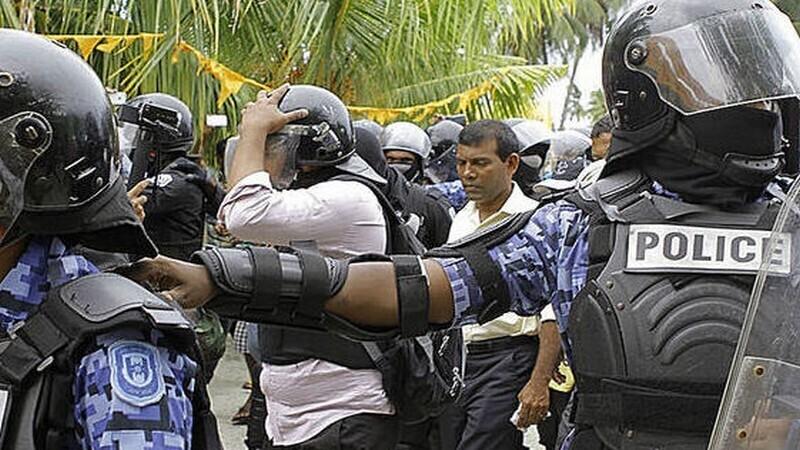 Mohamed Nasheed (keskel) võeti vahi alla.