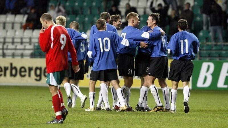15 ноября 2006 года. Кристен Вийкмяэ (№21) поздравляет Андреса Опера с голом.
