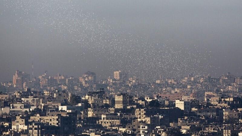 Lendlehed Gaza kohal hõljumas.