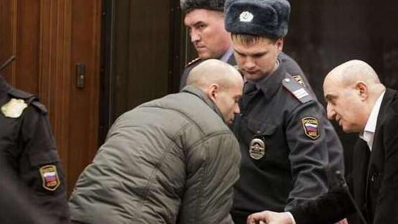 Dmitri Pavljutšenkovil (keskel) pandi kohtusaalis käed raudu.