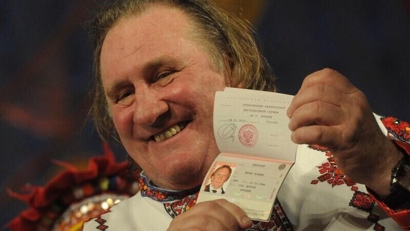 Жерар Депардье демонстрирует свой российский паспорт