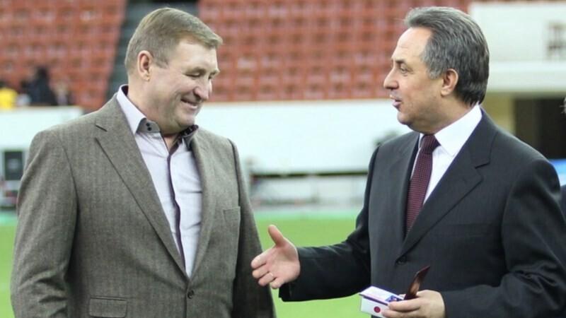 Виталий Мутко (справа) награждает бывшего тренера силламяэского