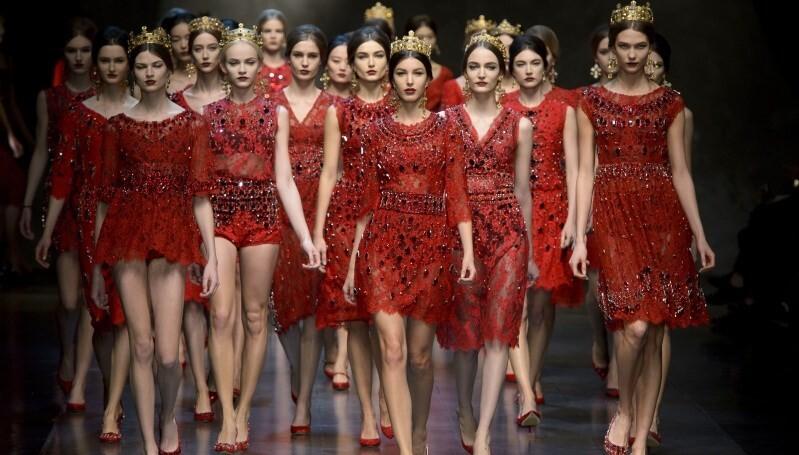 Modellid kandmas Dolce&Gabbana moemaja loomingut.