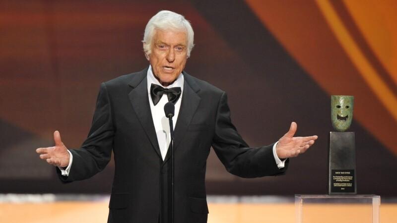 Dick Van Dyke võitleb seletamatu peavaluga.