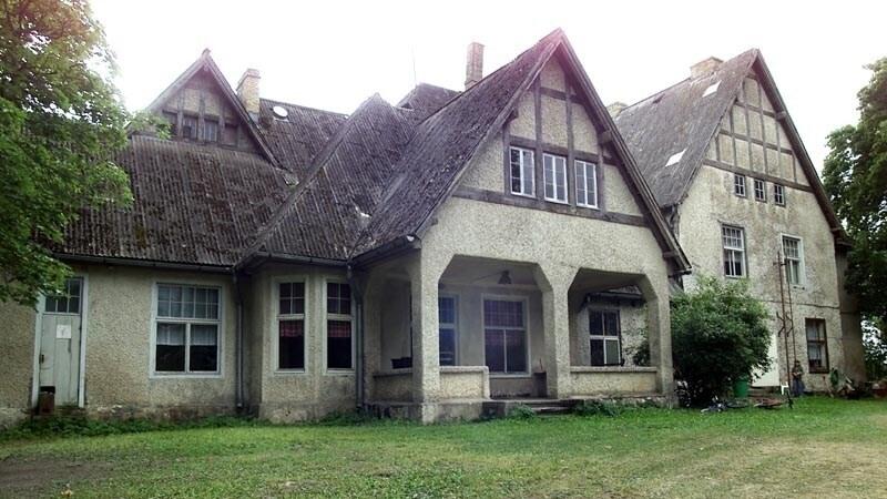 Мыза расположена примерно в километре от моря.