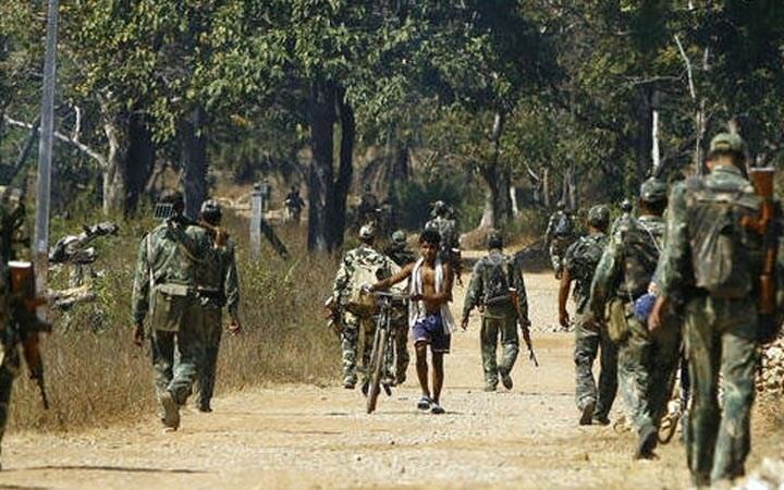 Индийские военные прочесывают штат Чхаттисгарх в центральной Индии.