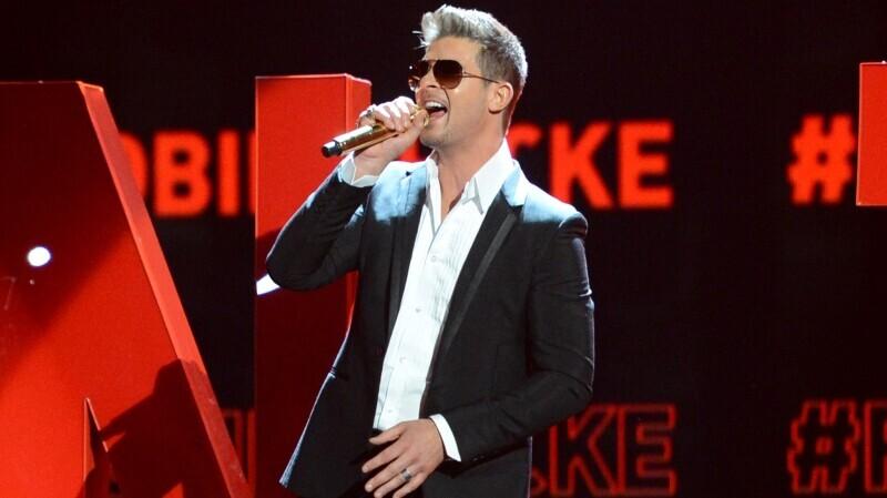 Robin Thicke esitamas oma hitti