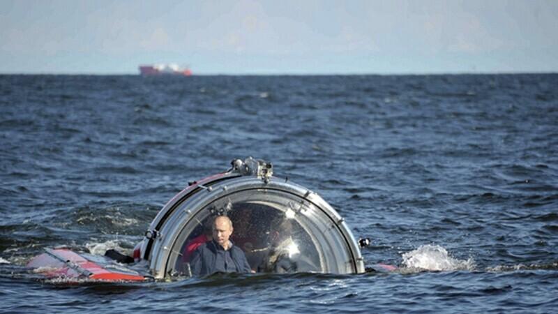 Vladimir Putin tõusmas batüskaafiga taas veepinnale.