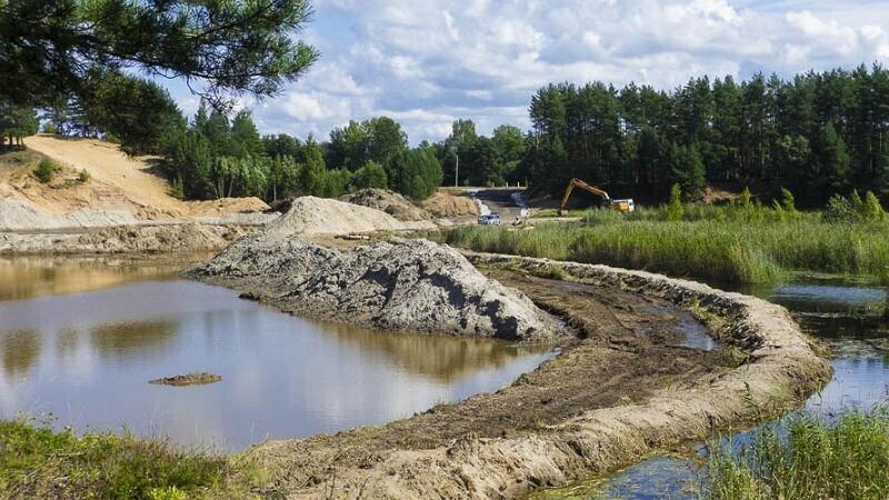 В карьере Рийгикюла добывали песок, а потом сделали пляж.