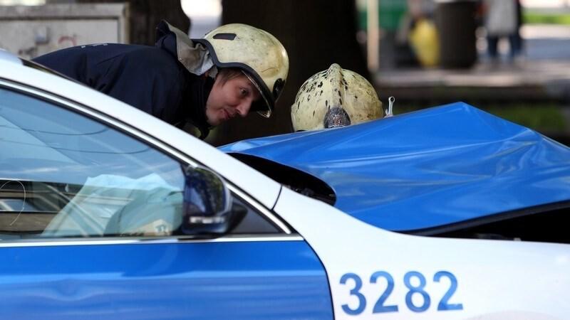 Полицейская машина двигалась по полосе для общественного транспорта.