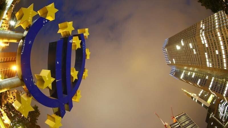 Символ евро перед зданием Европейского Центробанка во Франкфурте.