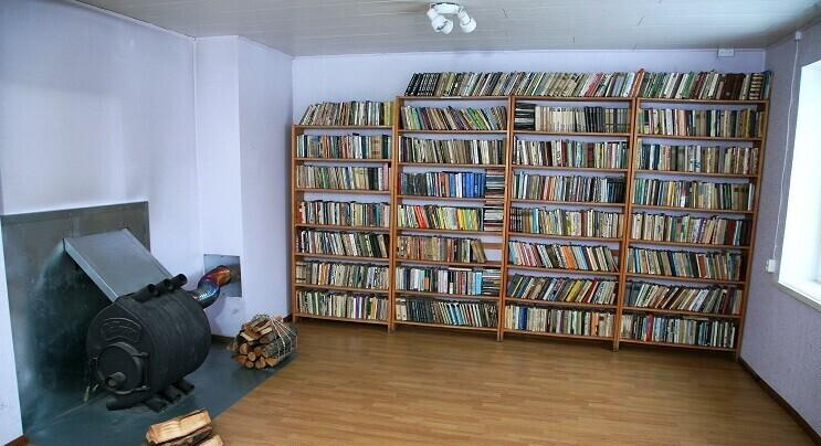 Riiul Oidrema külakeskuses.
