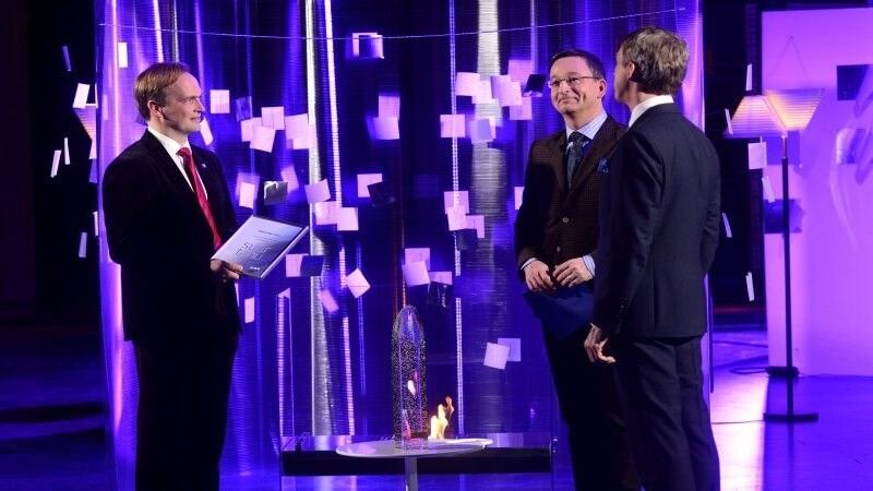 Noormale (vasakul) andis tunnustuse üle ERRi juhatuse esimees Margus Allikmaa.