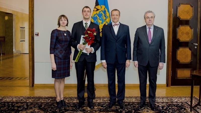 Elmo Tempel koos abikaasaga, president Toomas Hendrik Ilves ja Väino Kaldoja.