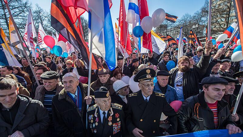 kremli-meelsed aktivistid 10. märtsil miitingul Moskvas