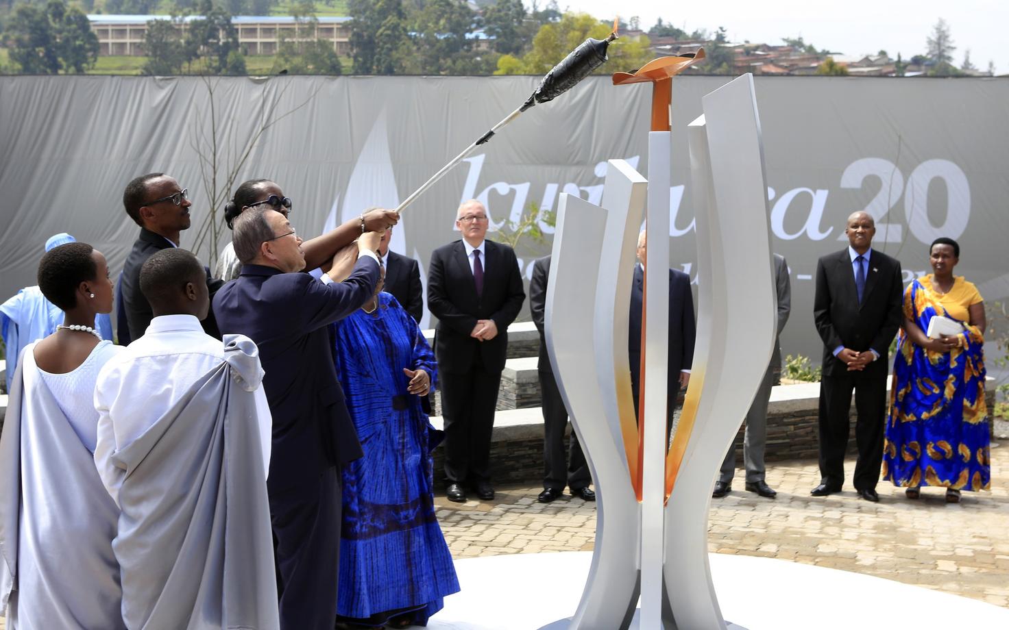 ÜRO peasekretär, Rwanda president ja Aafrika Liidu esindaja süütavad genotsiidi ohvrite mälestustule.