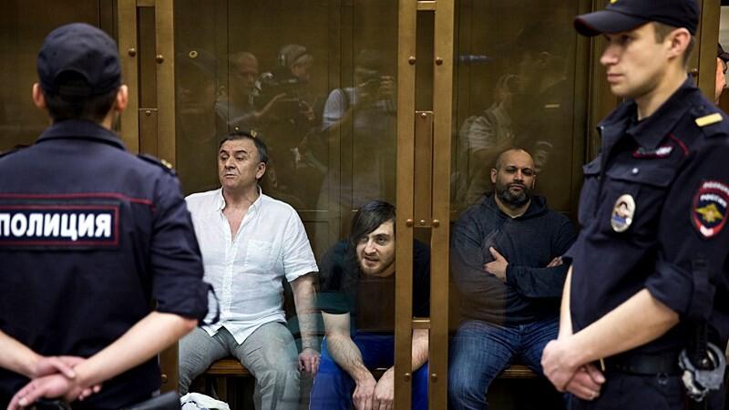 Süüdistatavad Lom-Ali Gitukajev (vasakul), Rustam Mahmudov ja Sergei Hadžikurbanov 21. mail Moskva linnakohtus