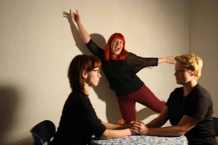Barbara Lehtna ja Helen Solovjevi füüsilise teatri etendus „Haltuura“