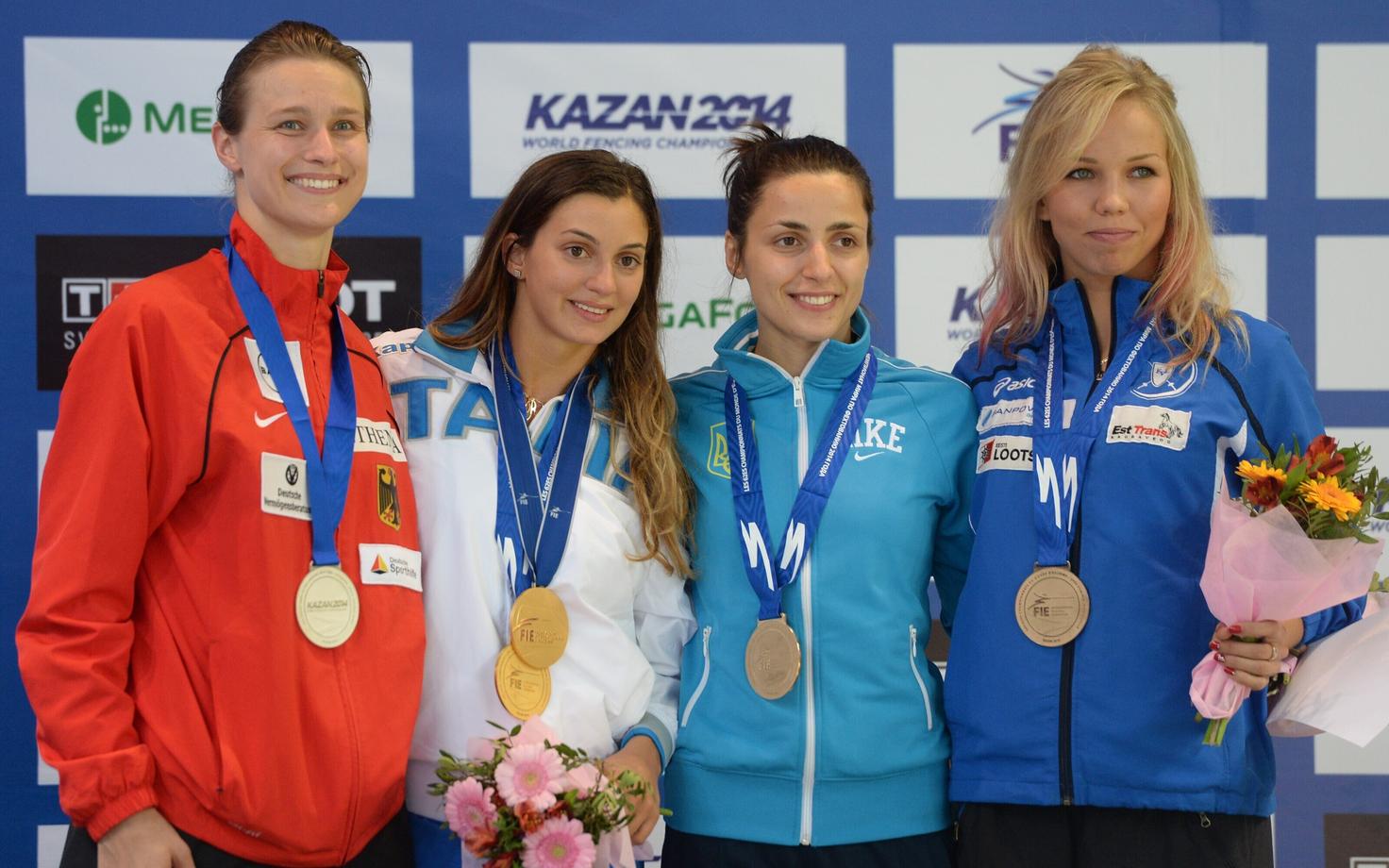 Erika Kirpu (paremal) autasustamisel.