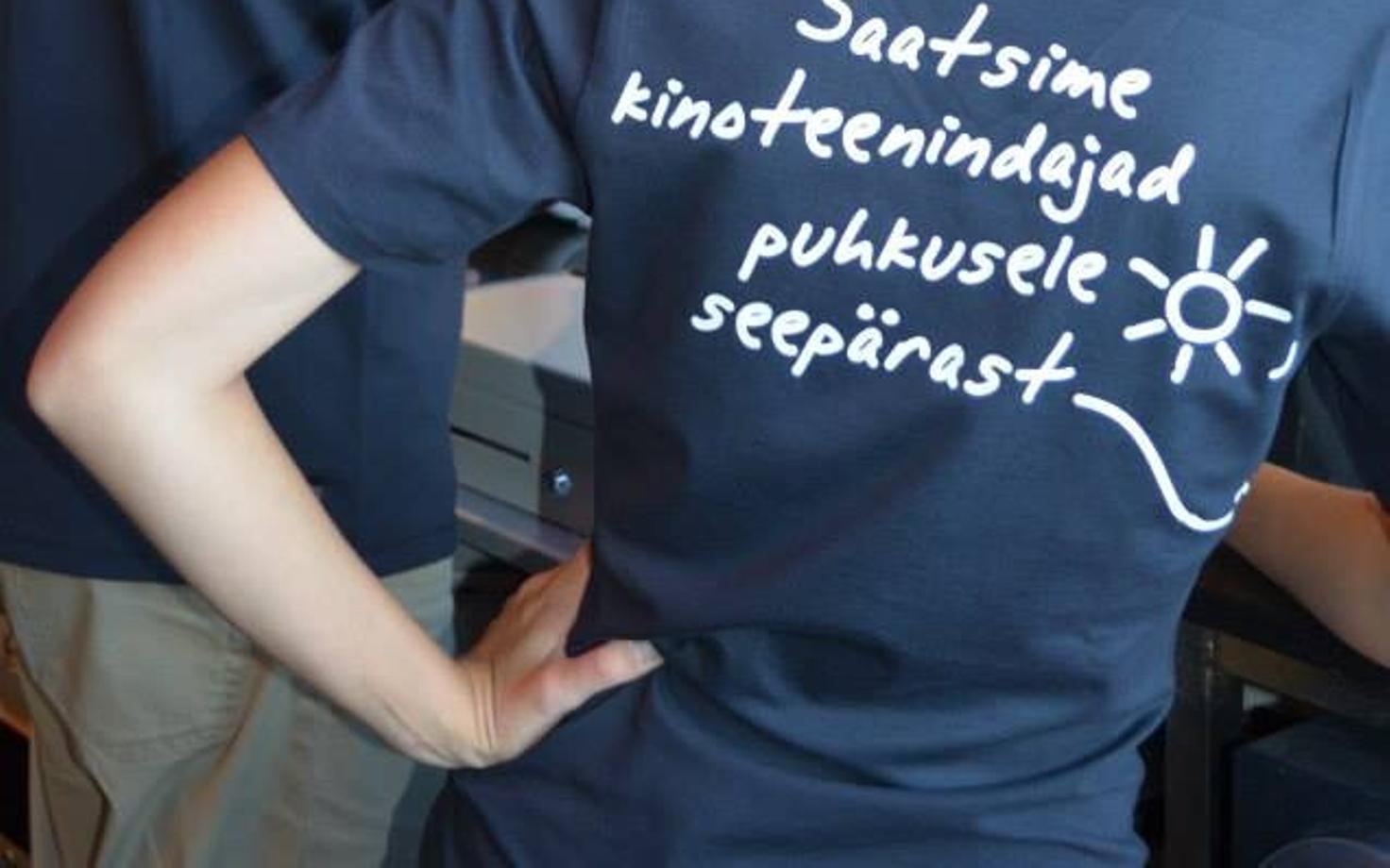 Cinamoni kontoritöötajad möödunud aastal kliente teenindamas.