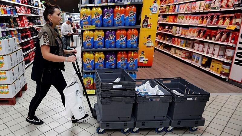 Töötaja Intermarche'i supermarketis Lõuna-Prantsusmaal Lantonis