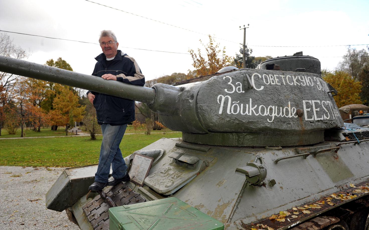 Vabadusvõitluse Muuseumi asutaja Johannes Tõrs tanki T-34-ga.