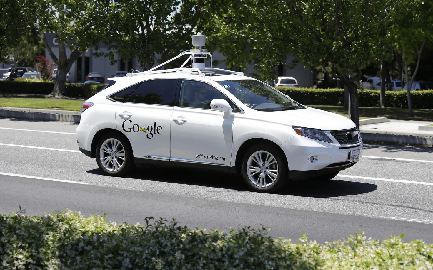 Google'i isesõitev auto Californias.