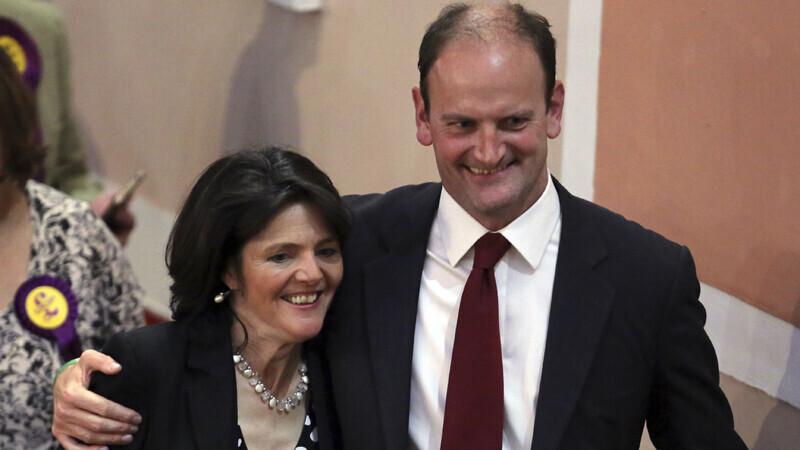 Douglas Carswell koos abikaasaga valimisvõidu üle rõõmustamas