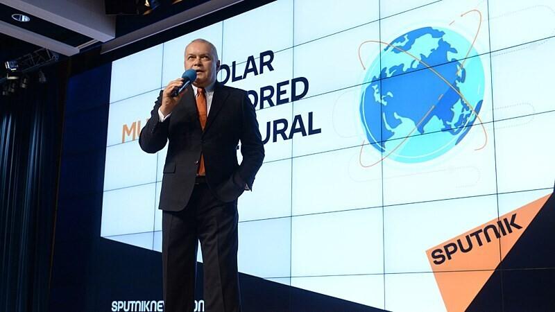 Rossija Segodnja peadirektor Dmitri Kisseljov 10. novembril uue uudistekanali Sputnik esitlusel Moskvas