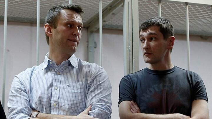 Aleksei (vasakul) ja Oleg Navalnõi Moskva kohtus