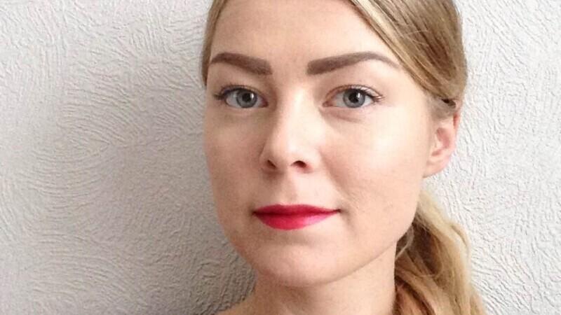 Annika Murov on lõpetanud Tartu Ülikooli politoloogia magistriõpingud ning tegelenud immigratsiooni temaatika ja integratsioonimudelitega. Hetkel töötab ta Harku kinnipidamiskeskuses varjupaigataotlejate ja väljasaadetavate nõustajana.