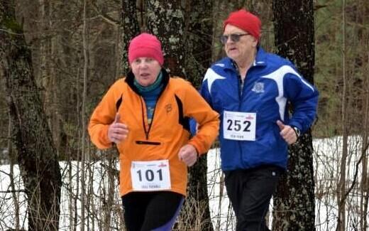 Leili Teeväli ja Rein Pärn 2015. aasta jaanuaris Pääskülas maratoni jooksmas
