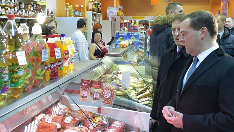 Venemaa peaminister Dmitri Medvedev 9. veebruaril Voronežis toiduainete kauplust külastamas