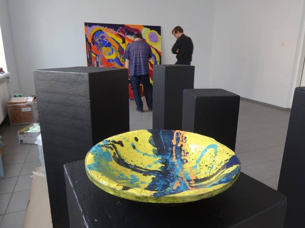 Andres Sütevaka näitust „Y el Sol cae” üles panemas