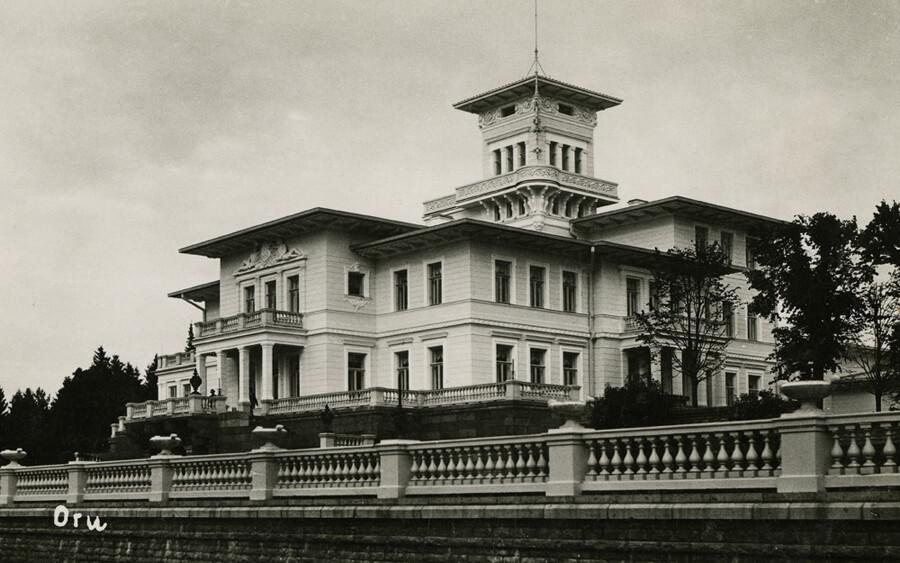 Oru loss. 19. sajandi lõpu kaupmehevilla ümberehitus riigipea suveresidentsiks valmis 1936. a. Roman Koolmari jooniste järgi. Koolmar projekteeris ka peaaegu kõik ülejäänud lossikompleksi hooned.