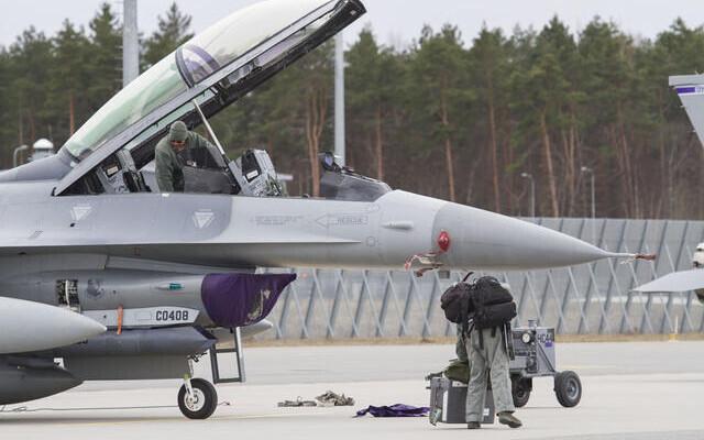 F-16 Ämari lennuväljal.