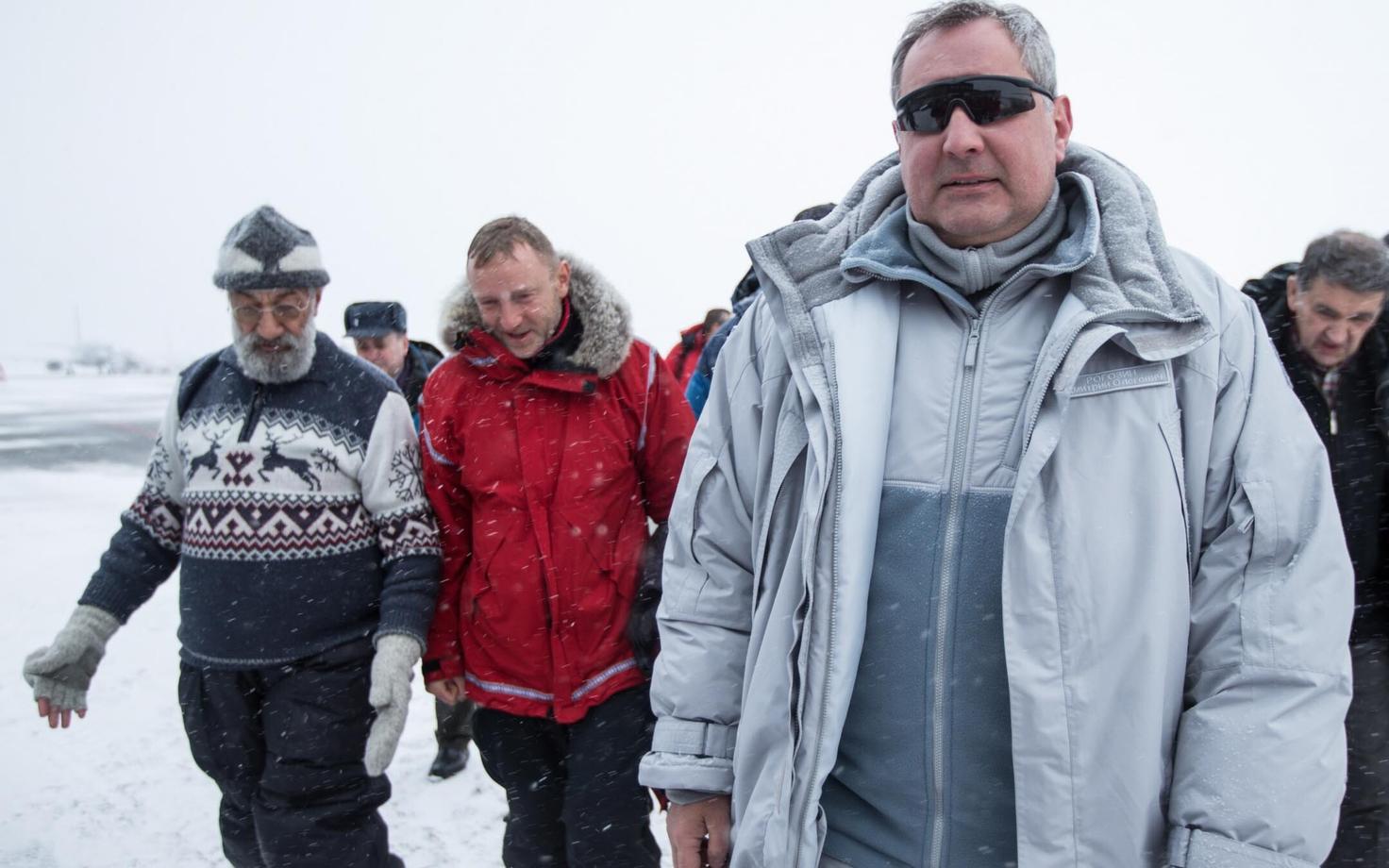 Dmitri Rogozin (esiplaanil) Teravmägedel