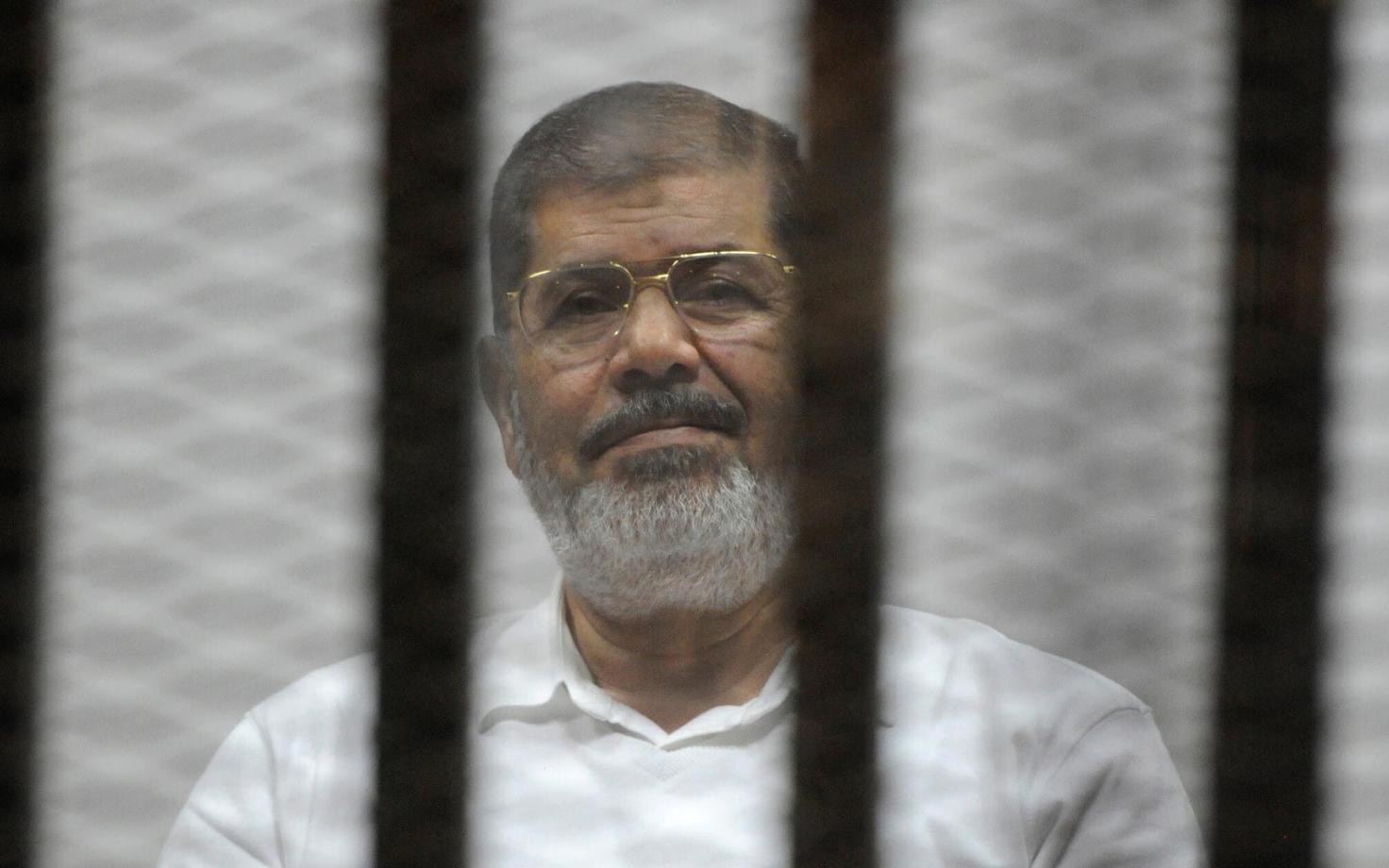 Mohamed Morsi kohtusaalis.