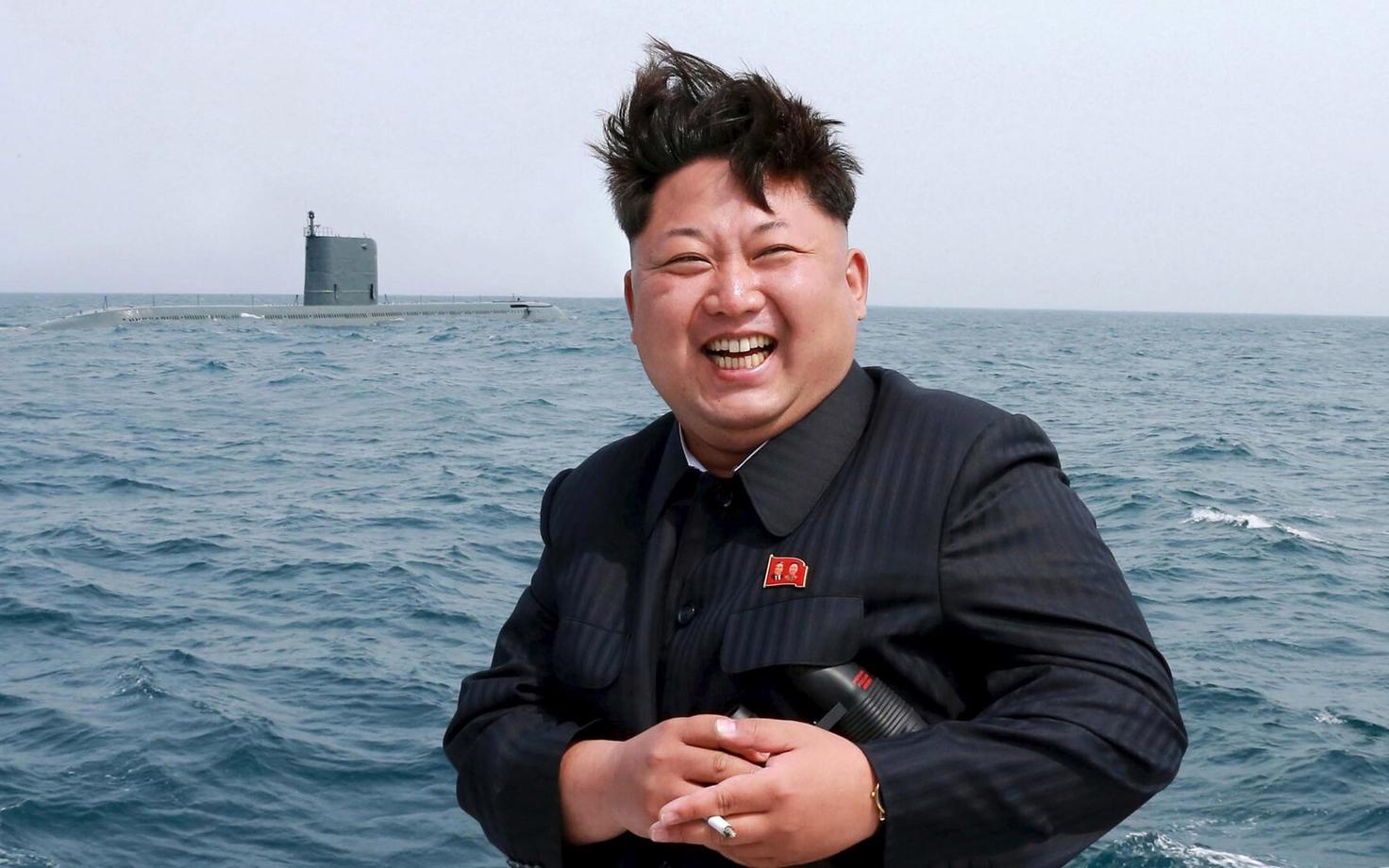Põhja-Korea liider Kim Jong-un allveelaeva taustal