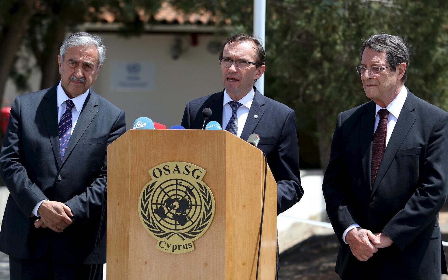 ÜRO saadik Espen Barth Eide (keskel), kreeka Küprose president Nicos Anastasiades (paremal) ja türgi Küprose juht Mustafa Akinci.